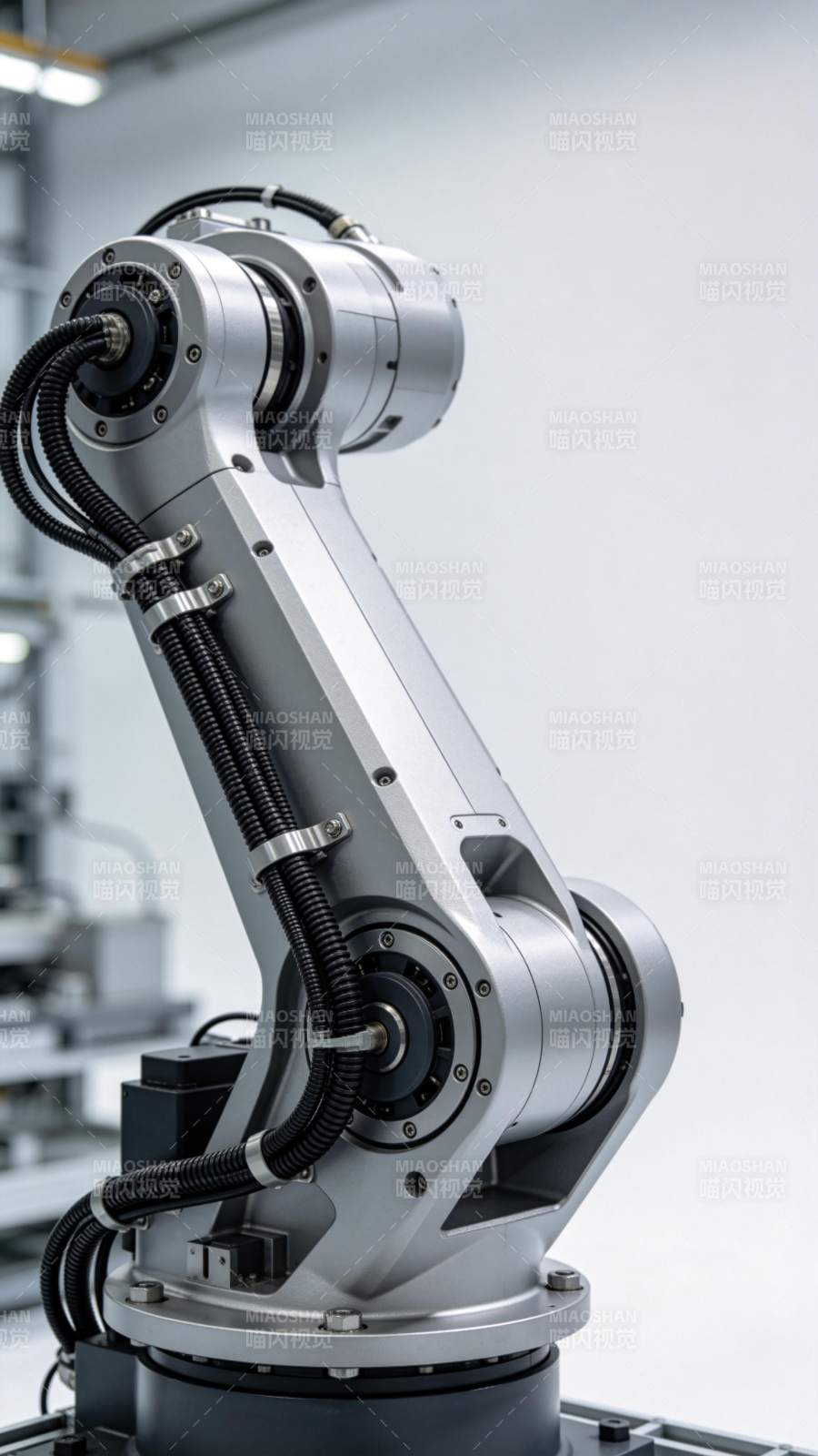 工业机械臂特写展示精密结构与管线布局图片