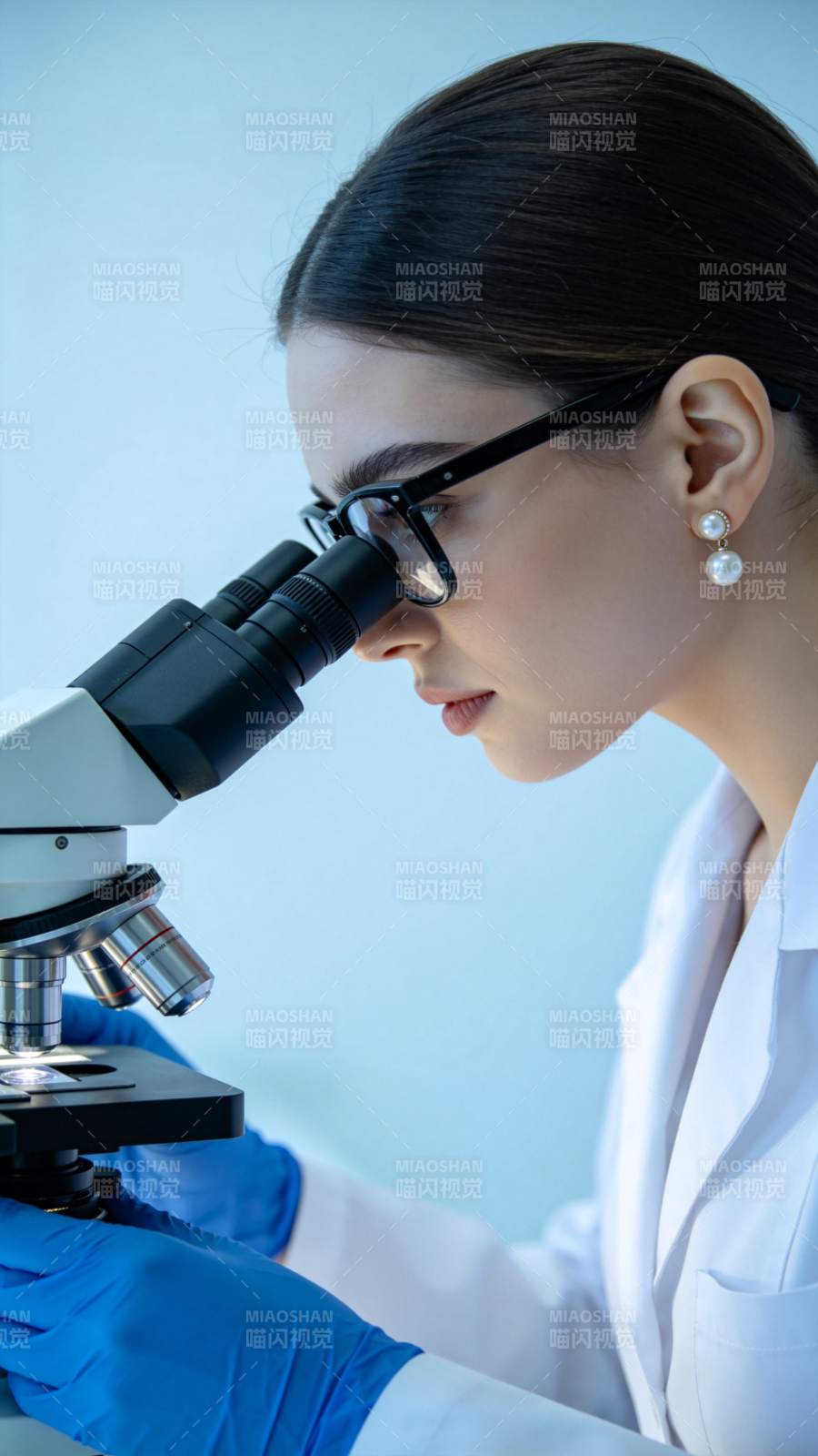 科研人员专注显微观察图片