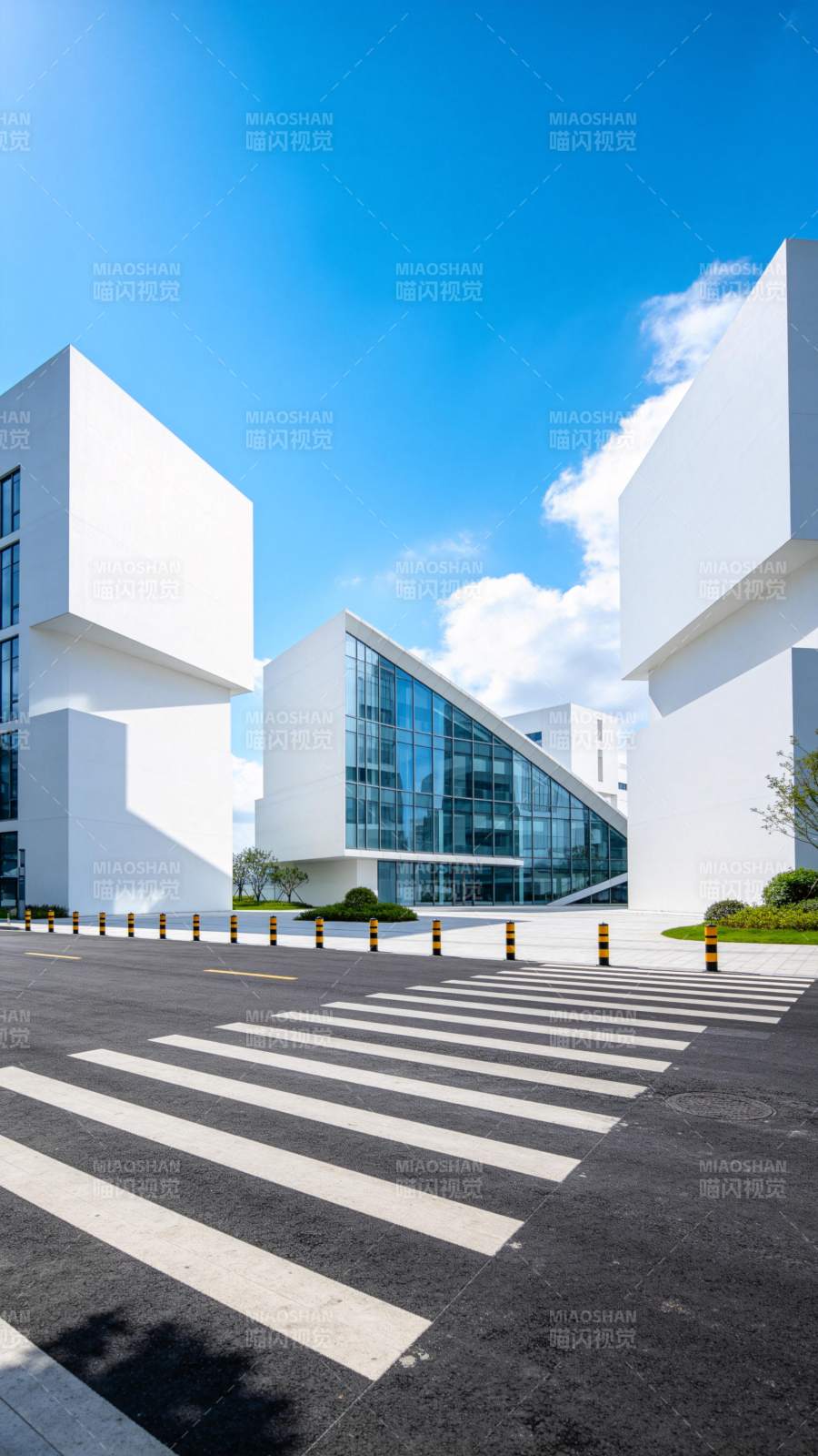 现代白色几何建筑群与斑马线街道场景图片
