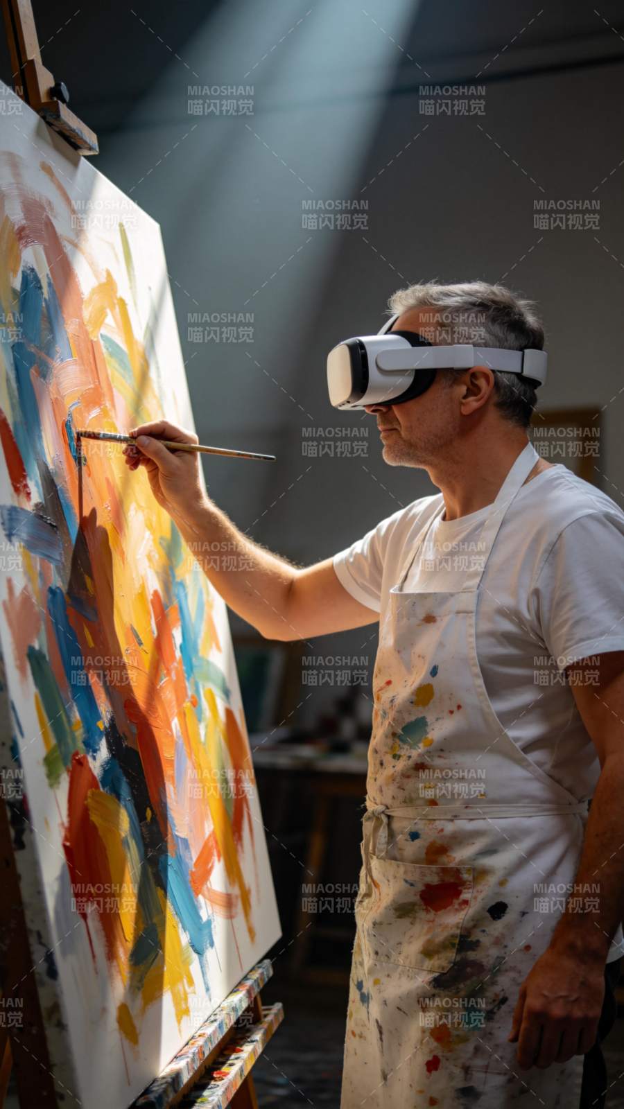 戴VR眼镜的画家正在画布上创作抽象画作图片