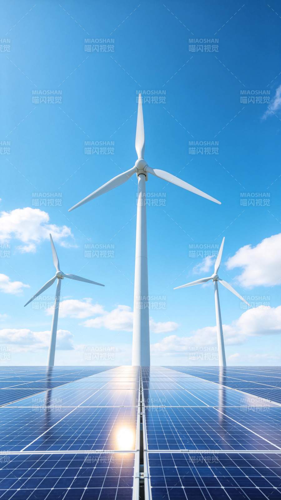 风力发电机与太阳能电池板并列排列场景图片
