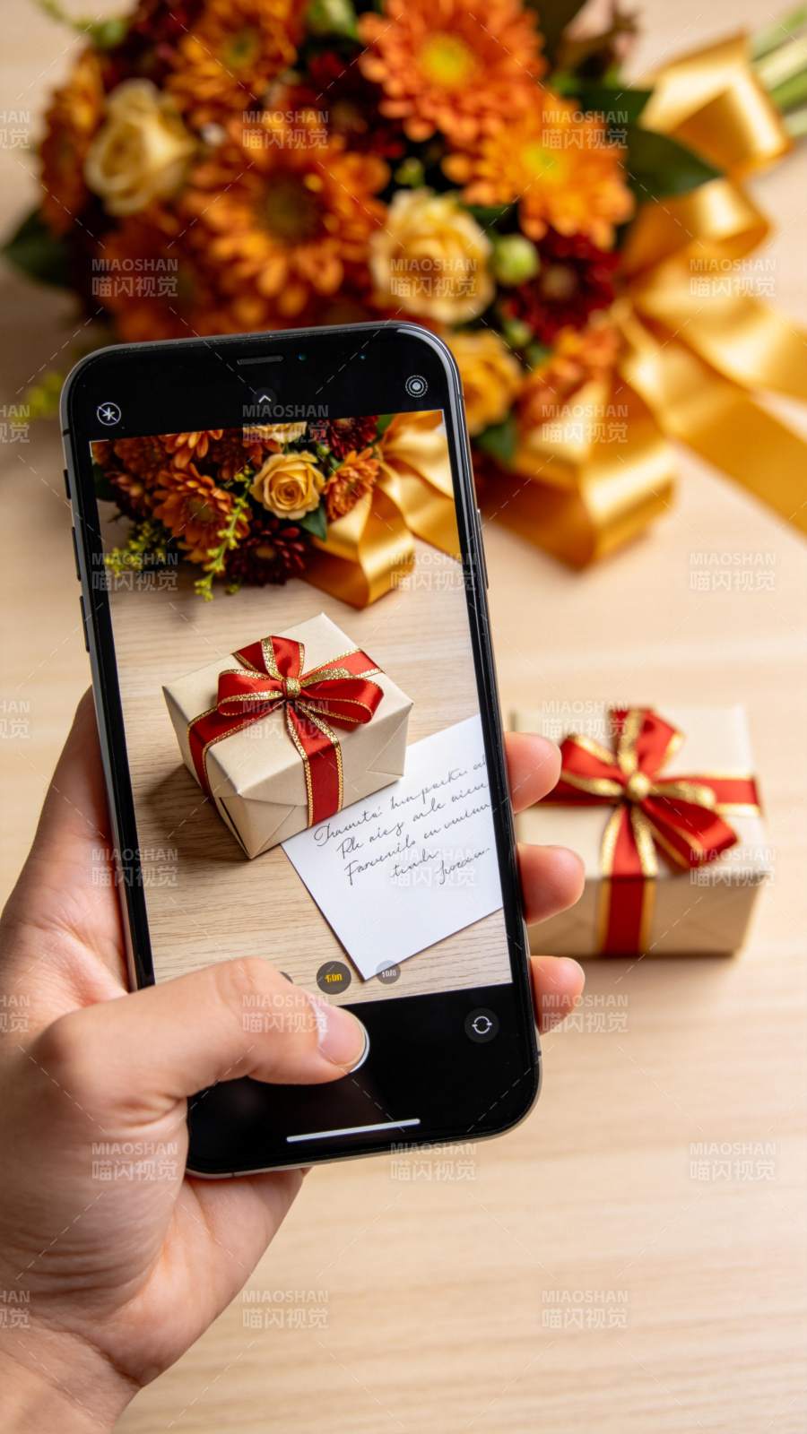礼物与花束的温馨时刻图片