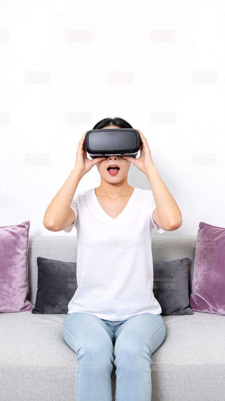 女子佩戴虚拟现实头显沉浸体验图片