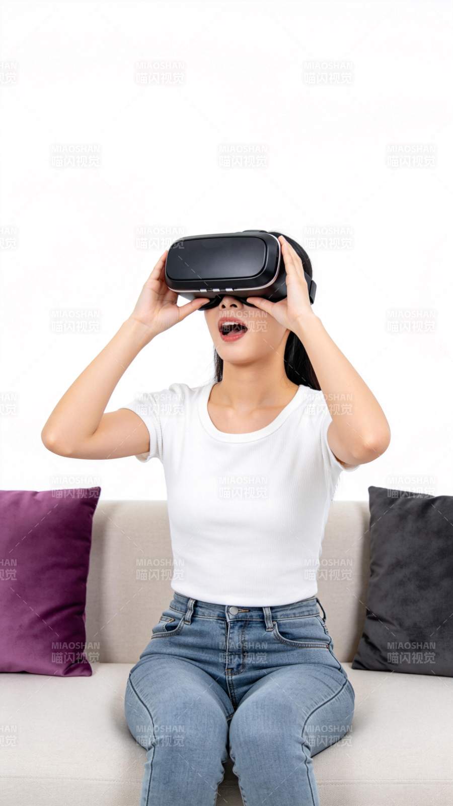 女子佩戴虚拟现实头显体验沉浸画面图片