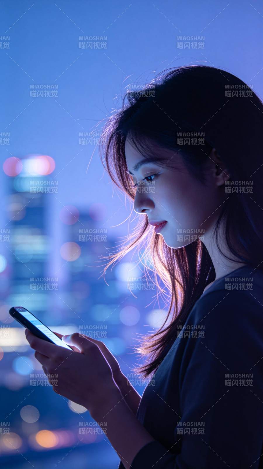 夜色中的手机时光图片