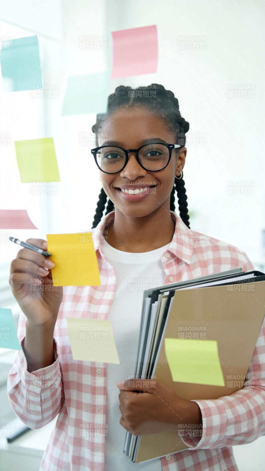 学生手持便签微笑图片