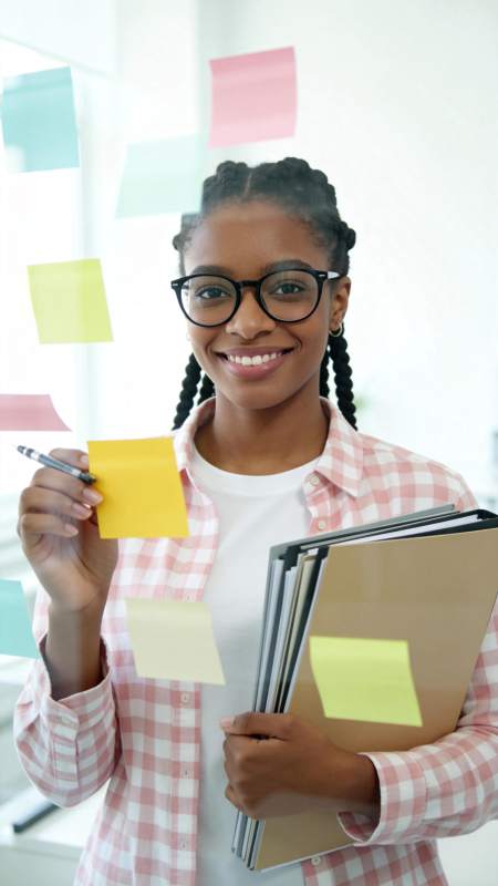 学生手持便签微笑图片