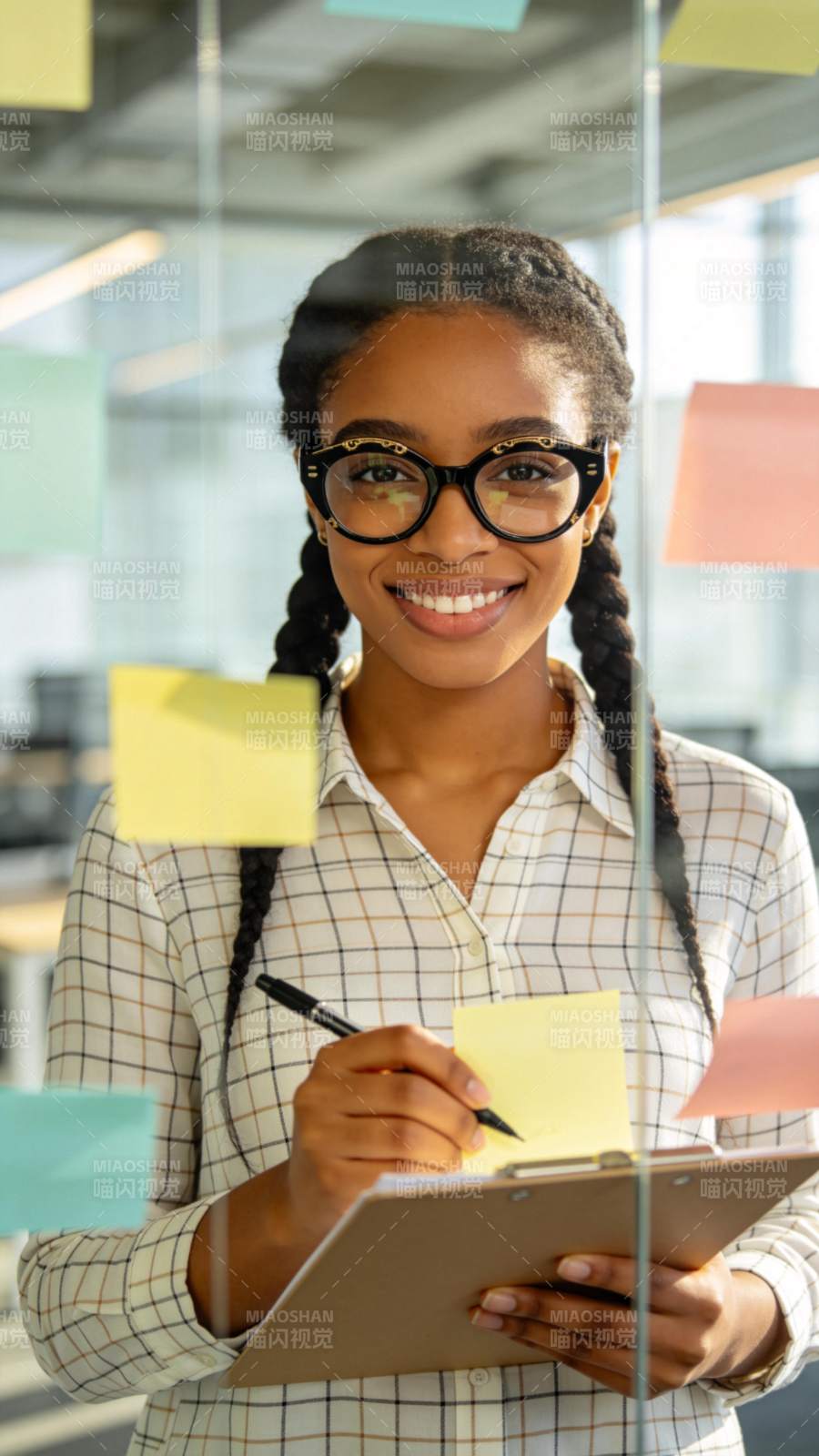 职场女性专注工作图片