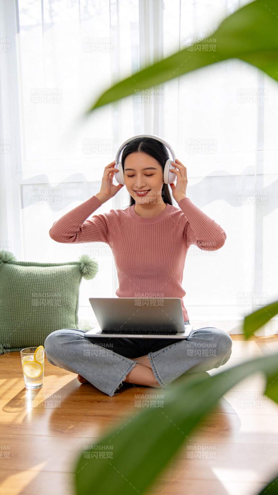 居家办公听音乐图片