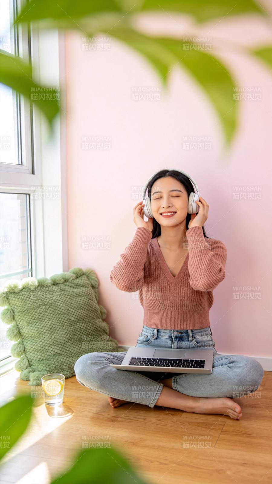 窗边静享音乐时光图片