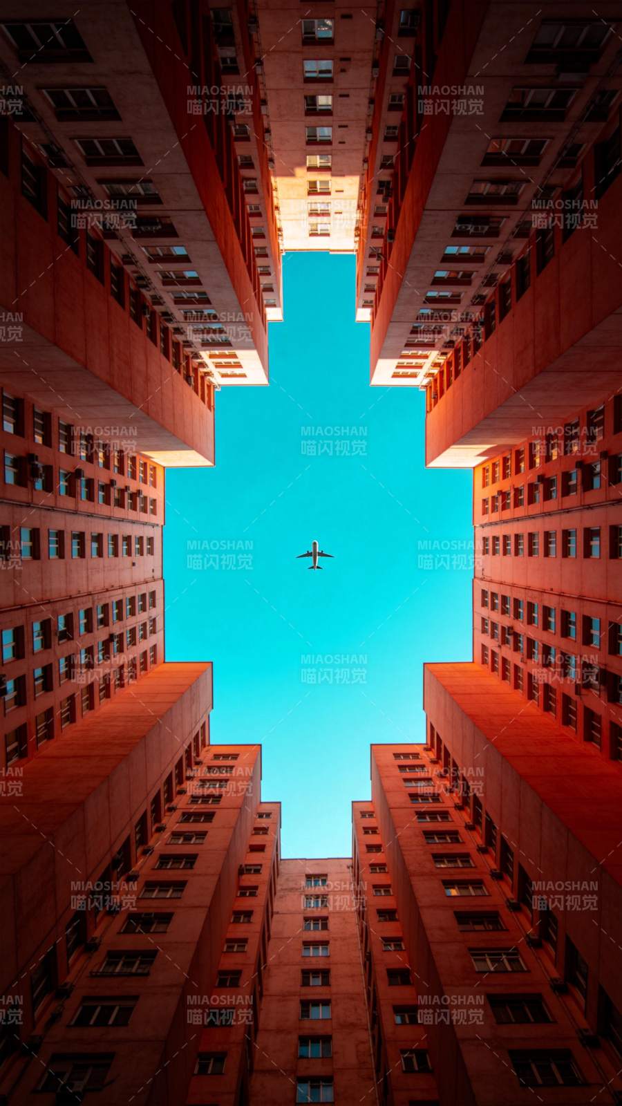 楼宇夹缝中的飞机图片