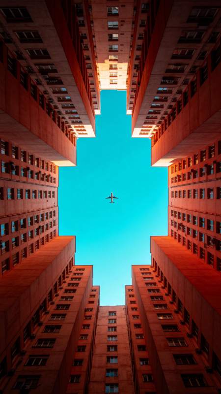 楼宇夹缝中的飞机图片