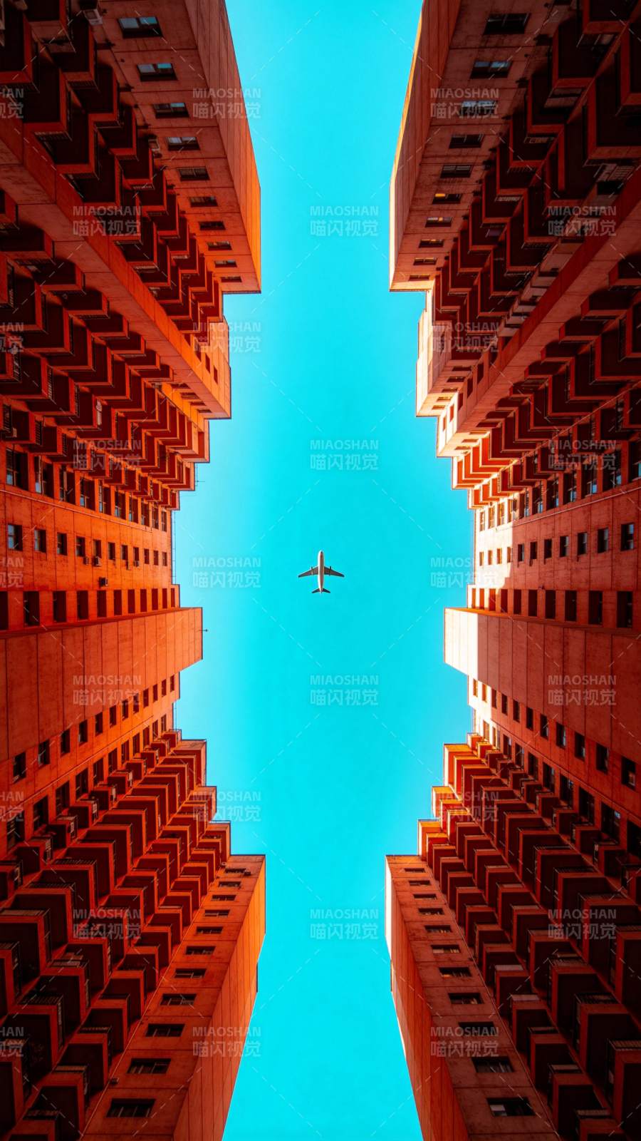 楼宇间飞过的飞机图片