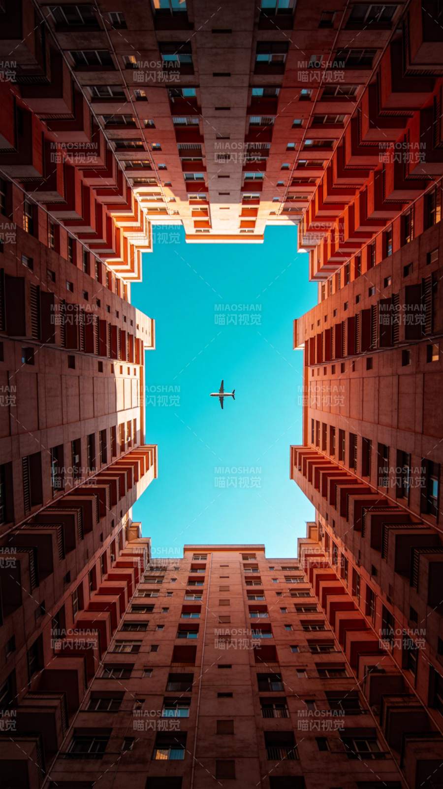 楼宇间的天空之翼图片