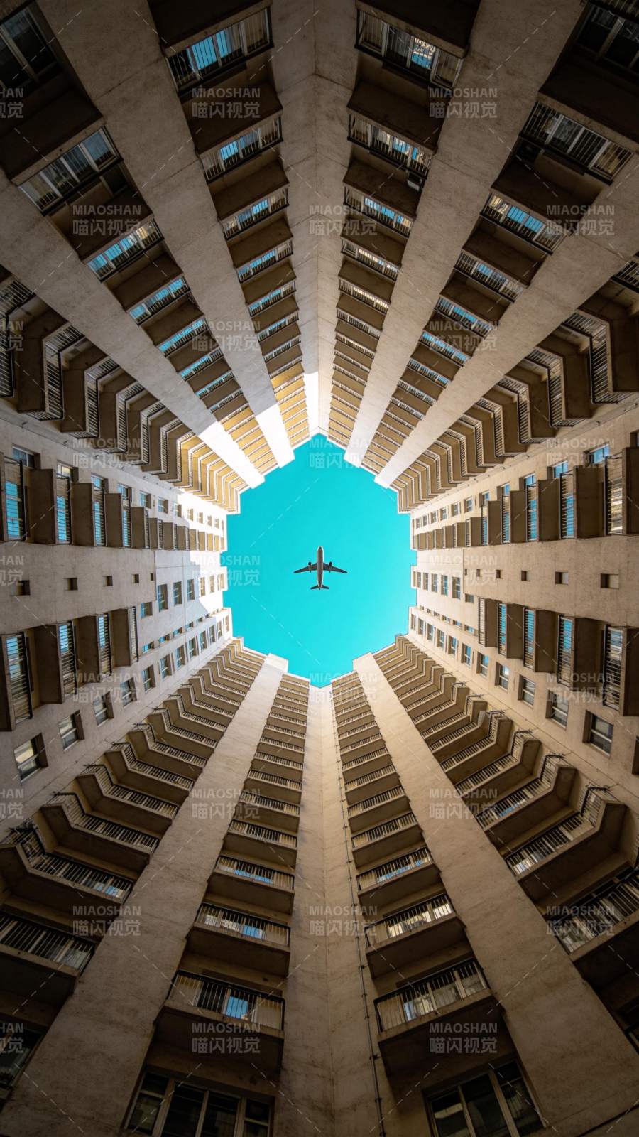 楼宇间的天空之眼图片