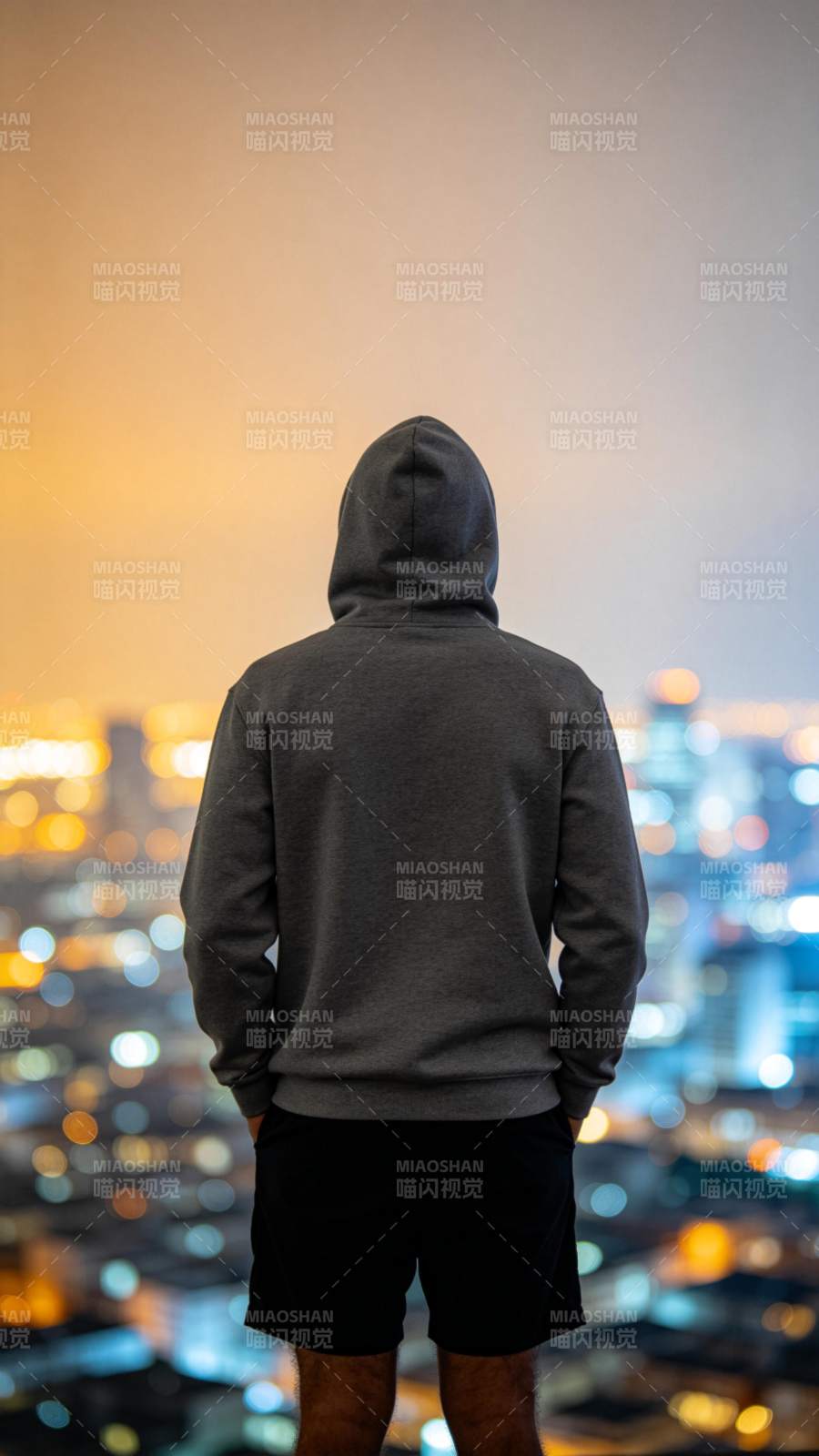 夜景中的孤独身影图片