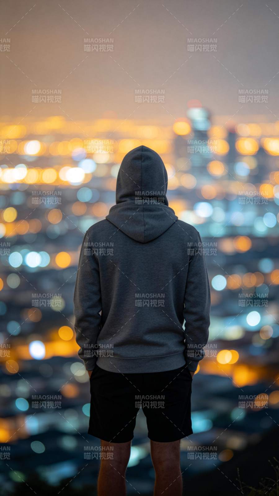 夜景中的背影图片