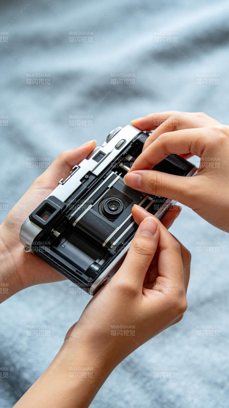 手持复古相机图片