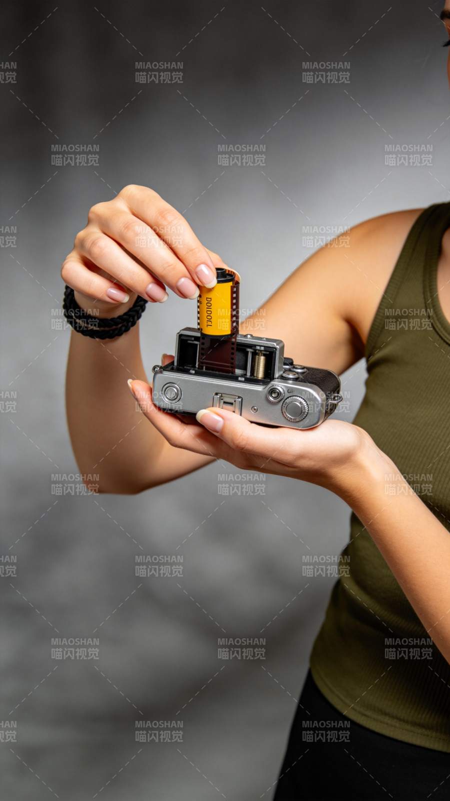 胶片相机换卷图片