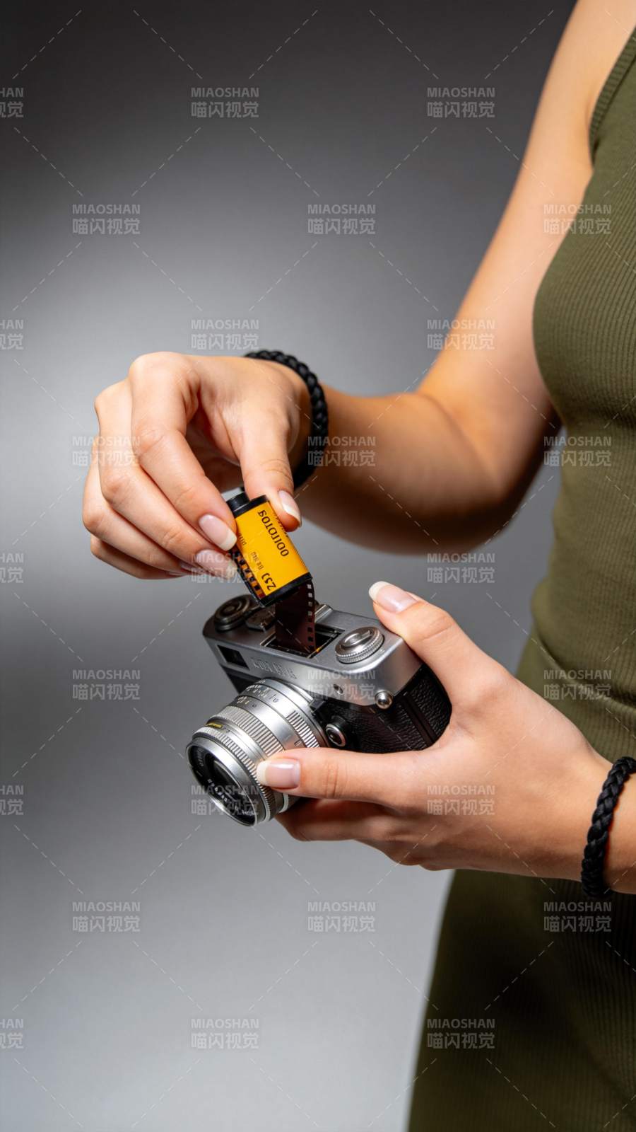 胶片相机换卷图片