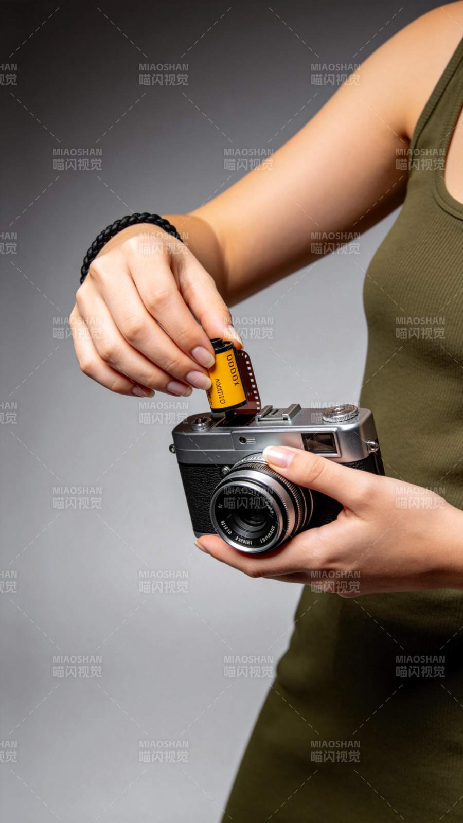 女性双手装胶卷入复古相机图片