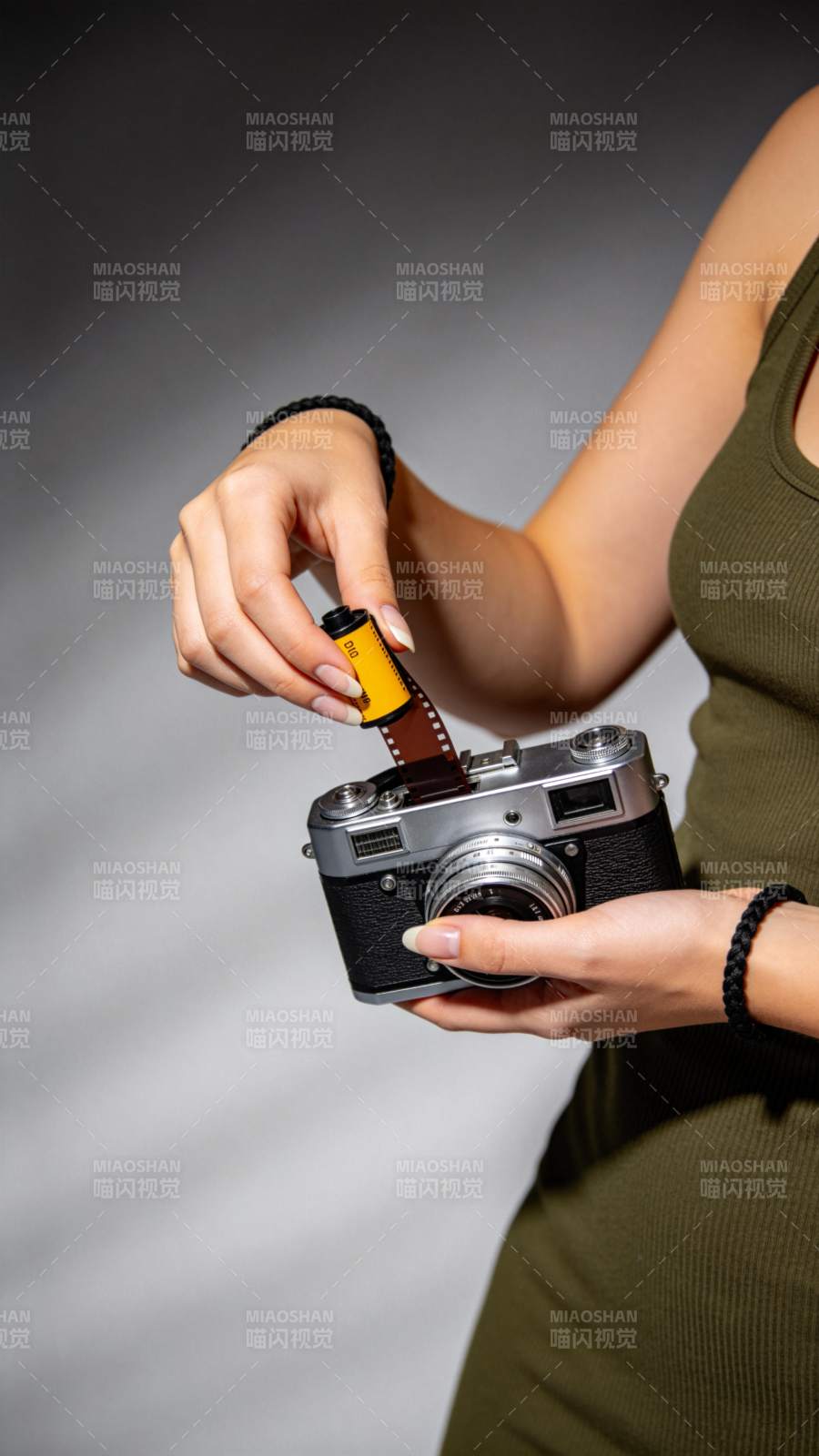 胶片相机换卷图片