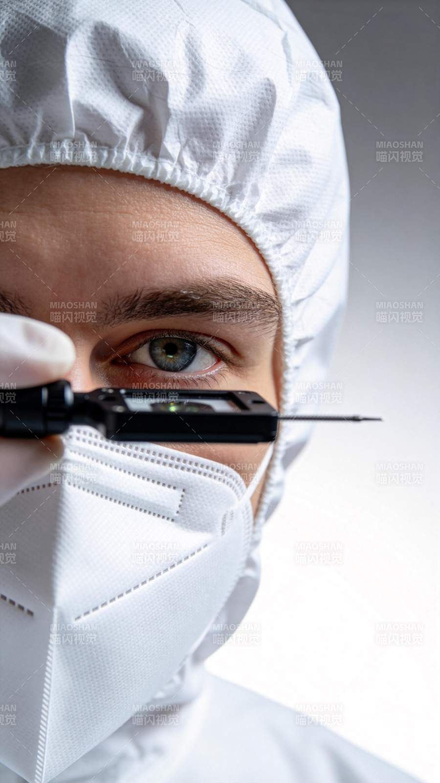 科研人员专注实验图片