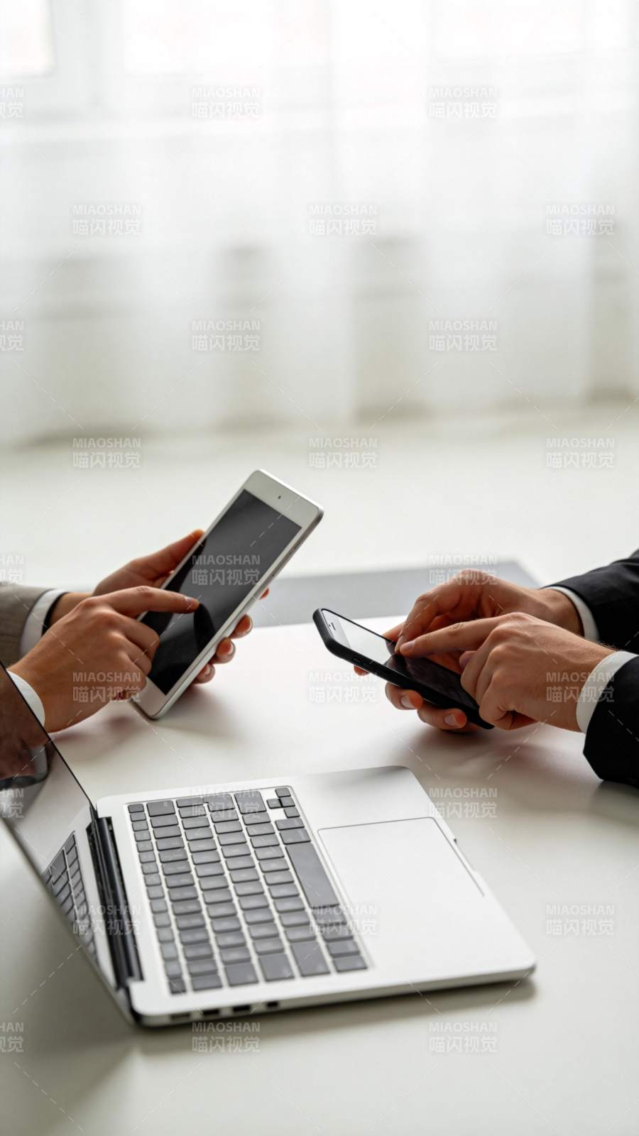 商务人士专注手机操作图片