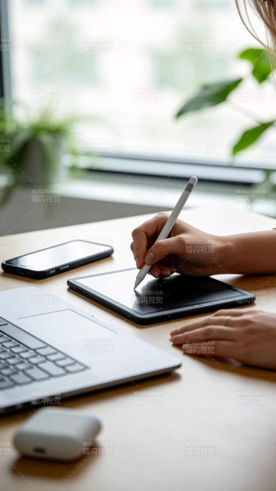 女性使用触控笔在平板电脑上进行数字绘画创图片