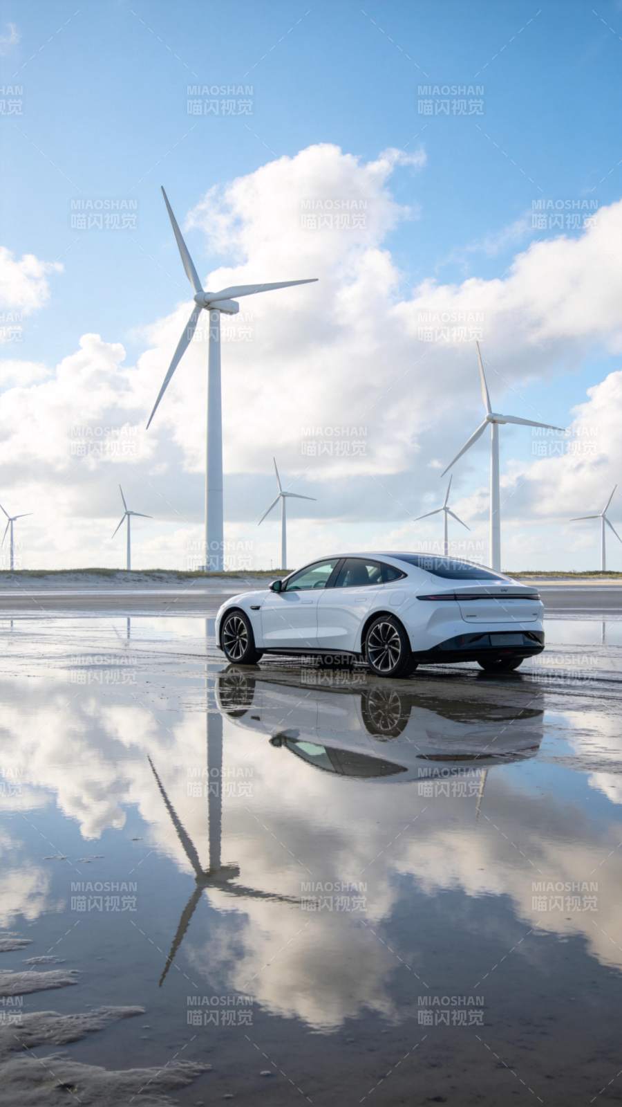 白色轿车停在湿地反射风车与蓝天图片