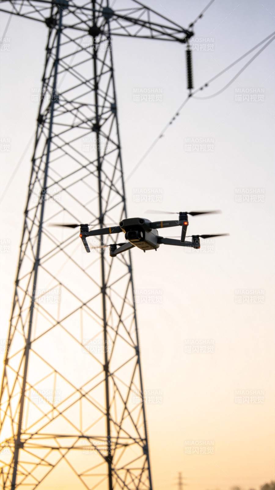 无人机巡检电力塔图片