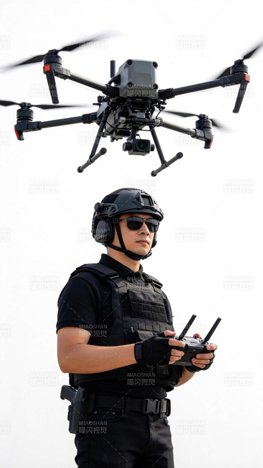 特警操控无人机图片