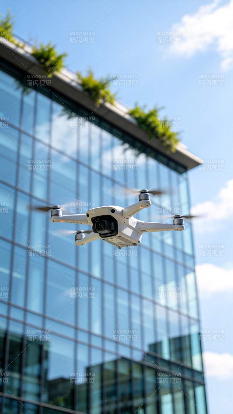 无人机飞越现代建筑图片