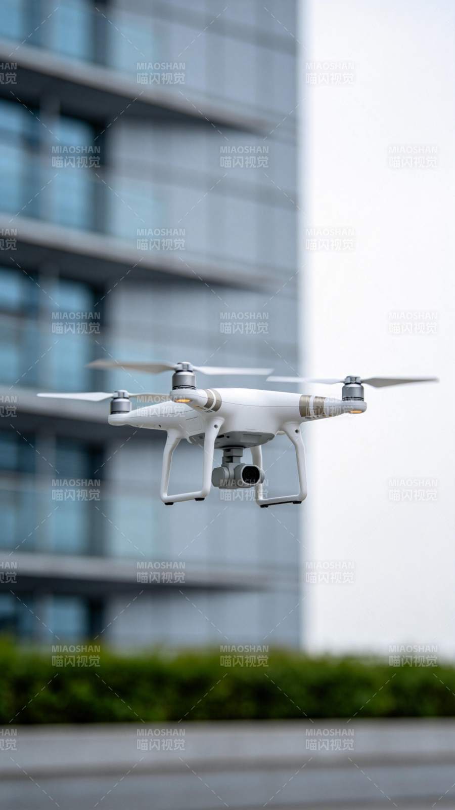 无人机城市飞行图片