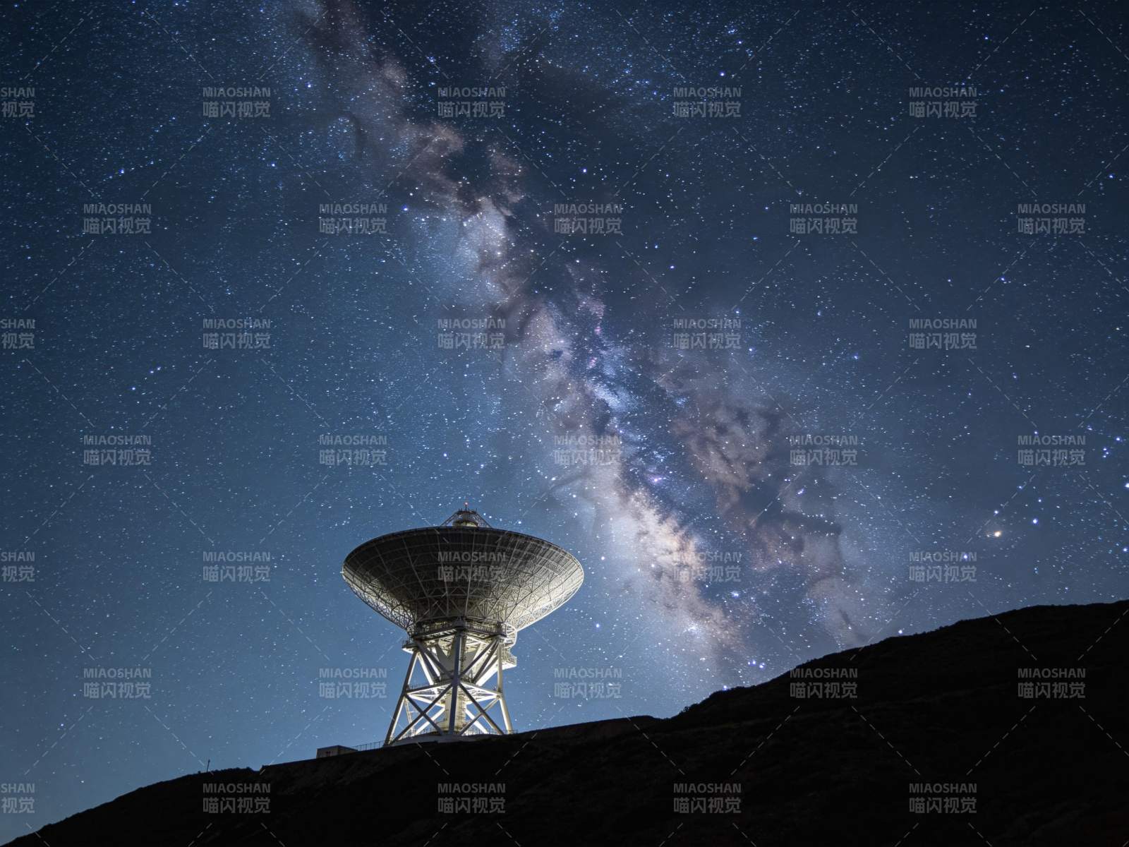 星河下的射电望远镜图片