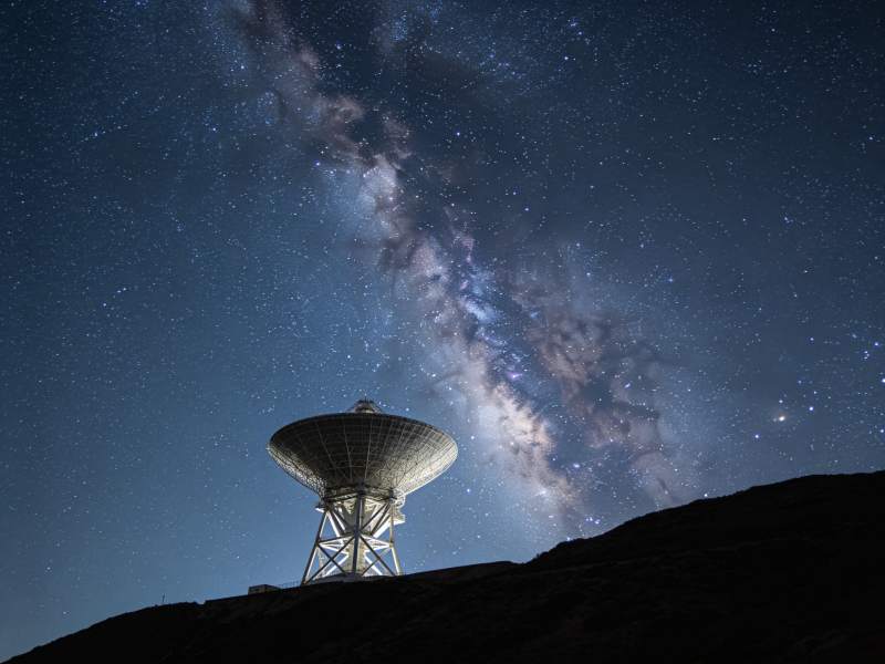星河下的射电望远镜图片