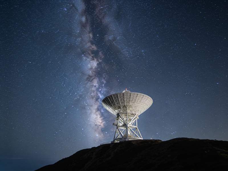 星空下的射电望远镜图片