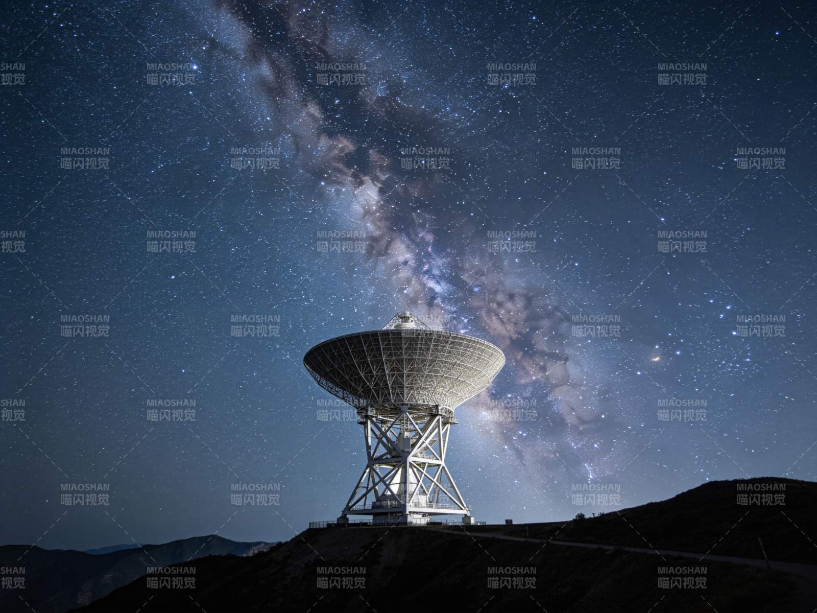大型射电望远镜仰望银河星空夜景图片