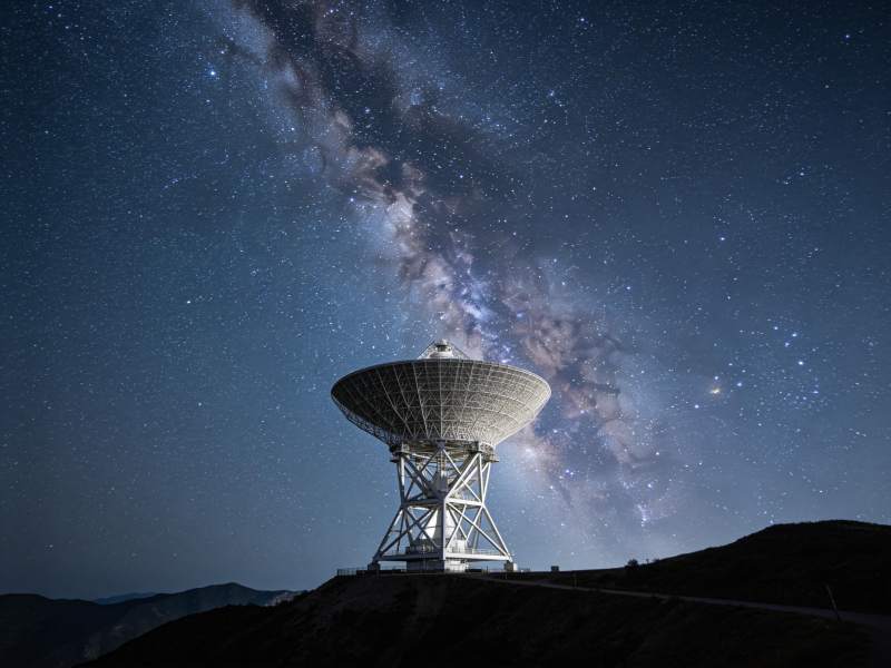 大型射电望远镜仰望银河星空夜景图片
