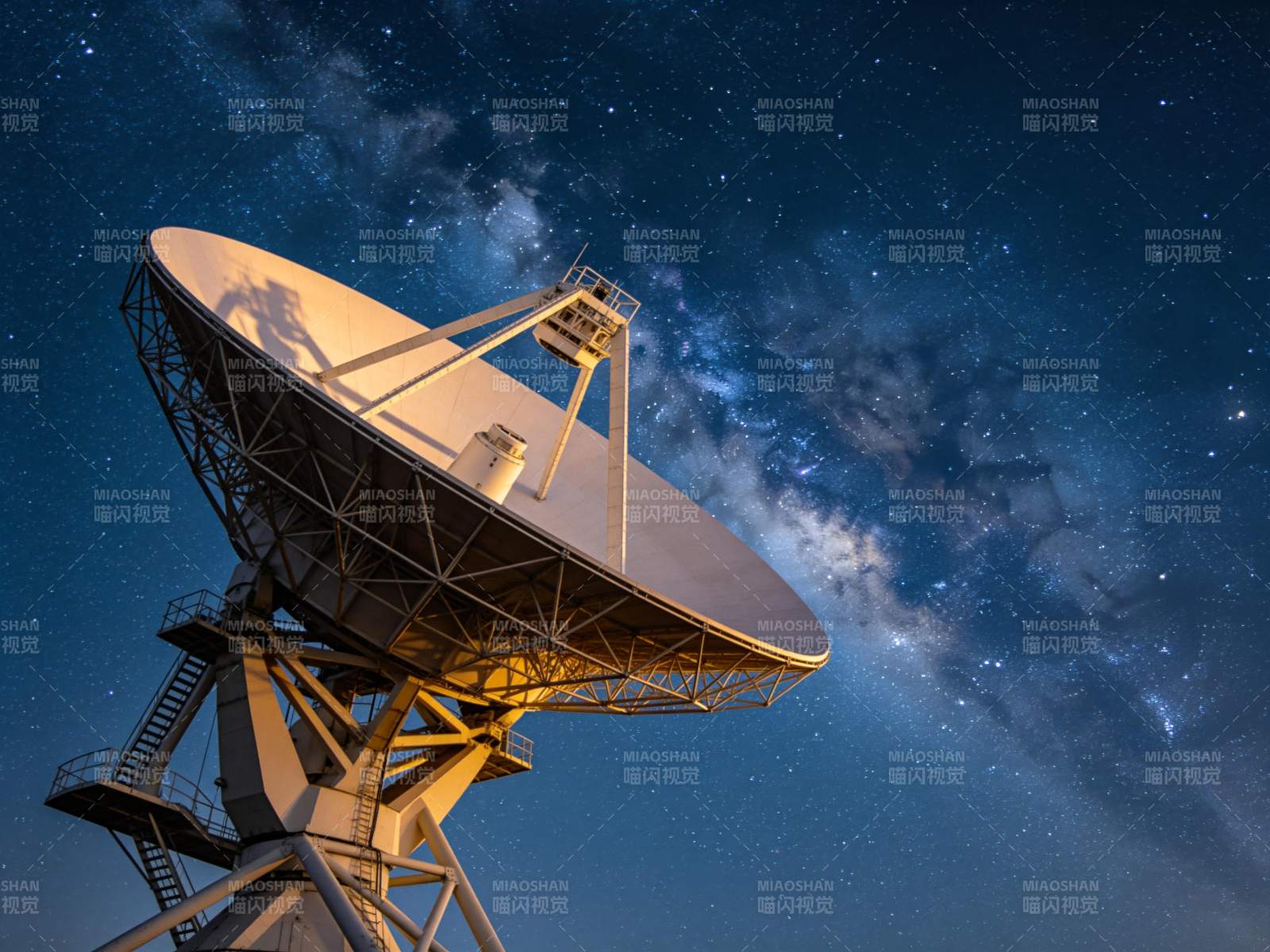 星空下的射电望远镜图片