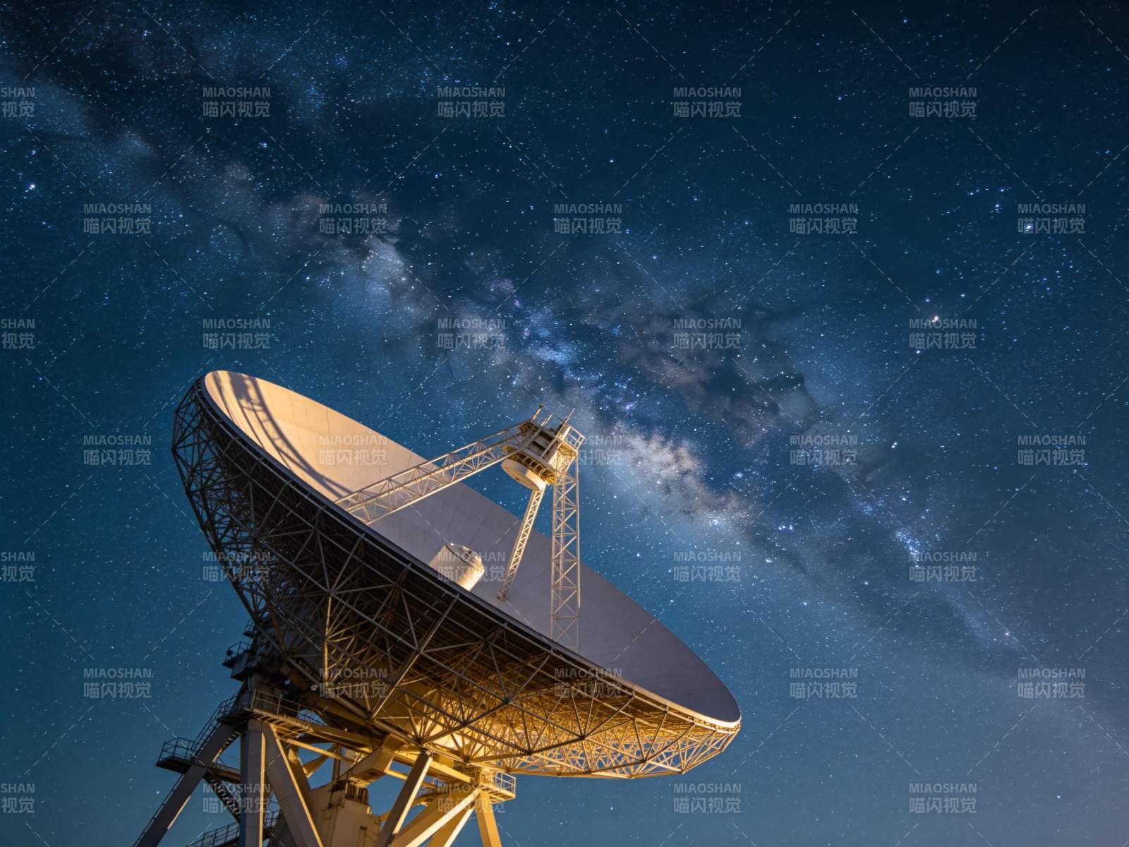 星空下的射电望远镜图片