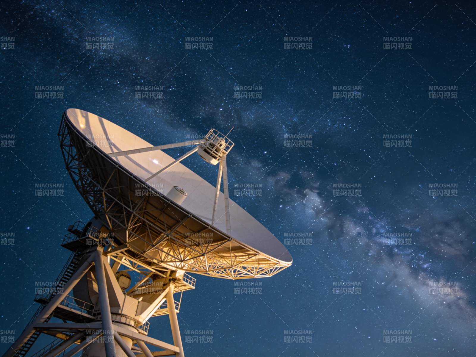 星空下的射电望远镜图片