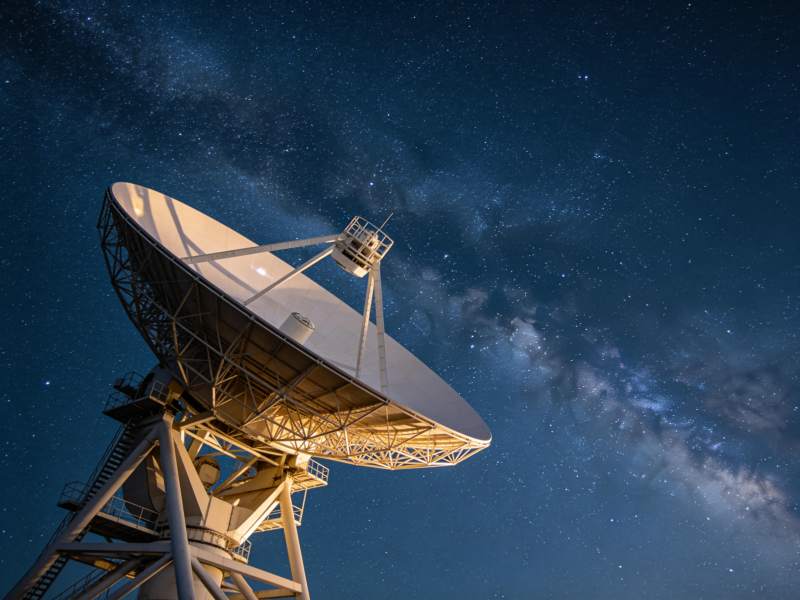星空下的射电望远镜图片