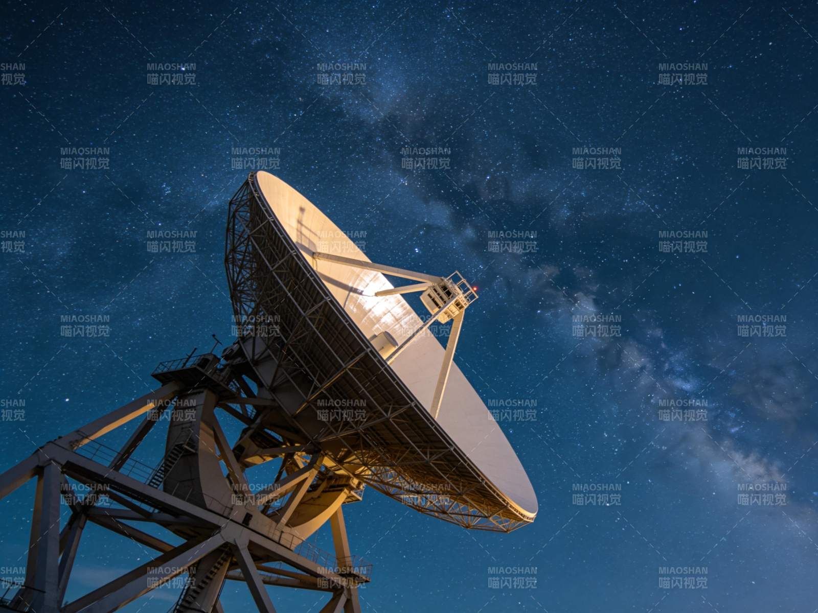 星空下的射电望远镜图片