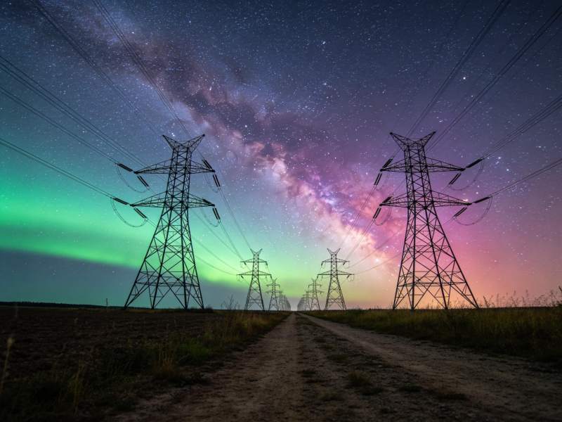 星河下的电力塔图片