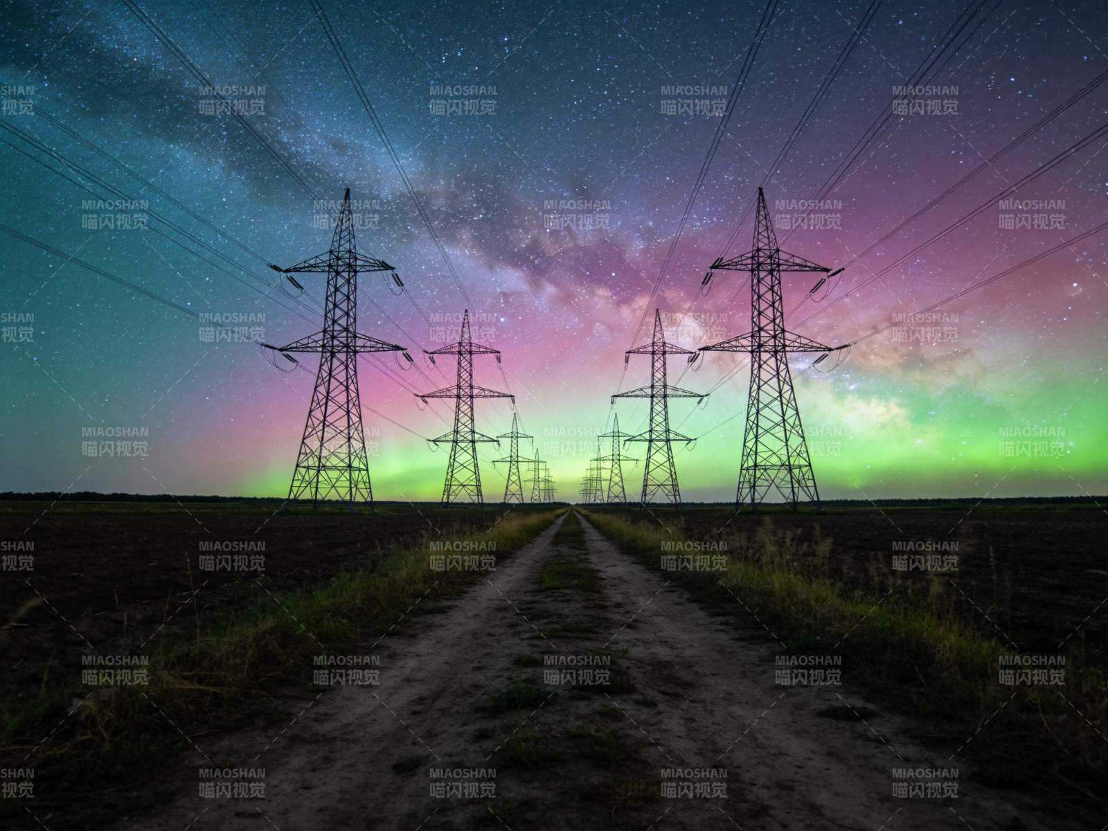 夜空下高压电塔与极光交映的田野小径图片