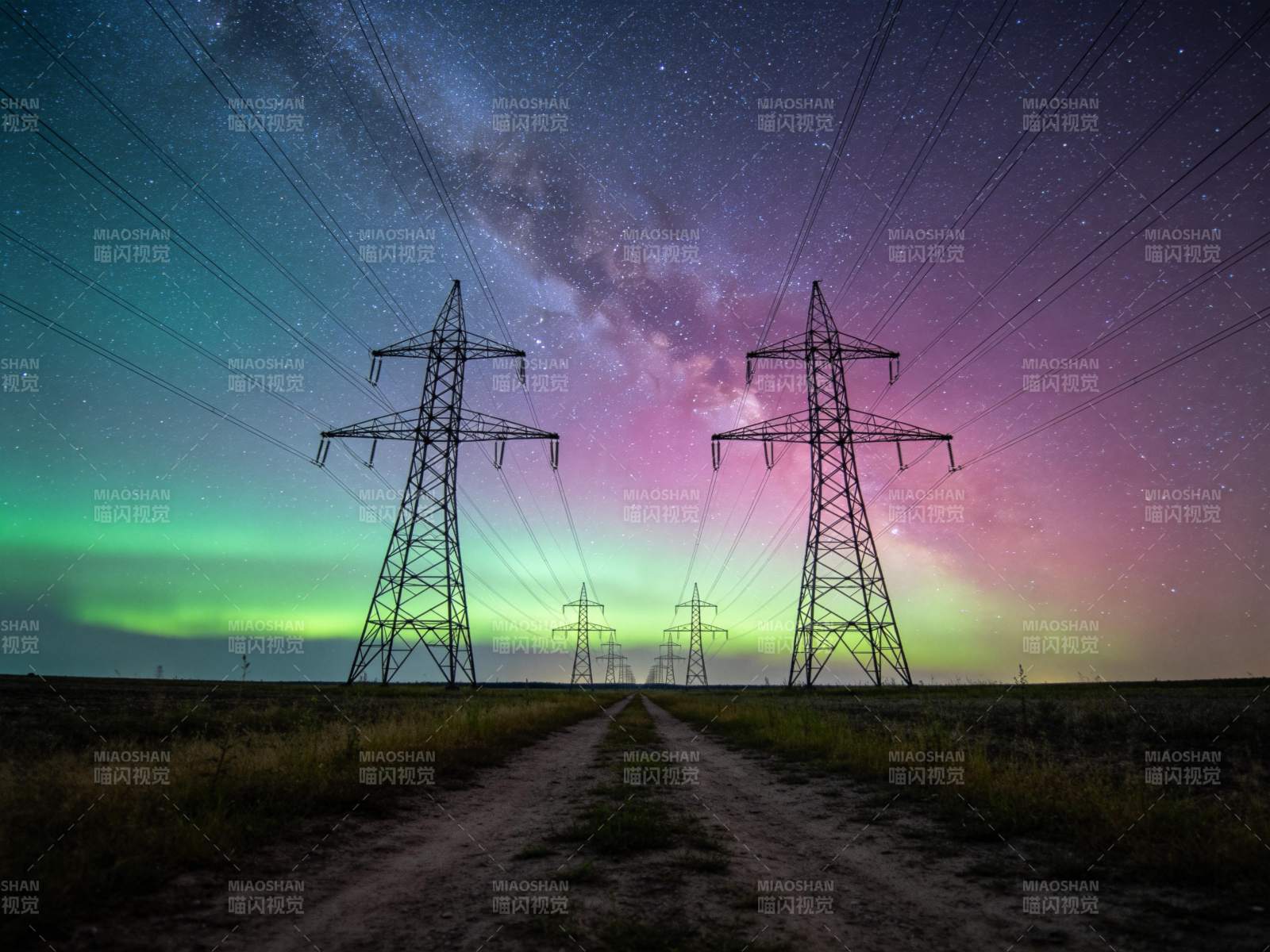 星空下的电力塔图片