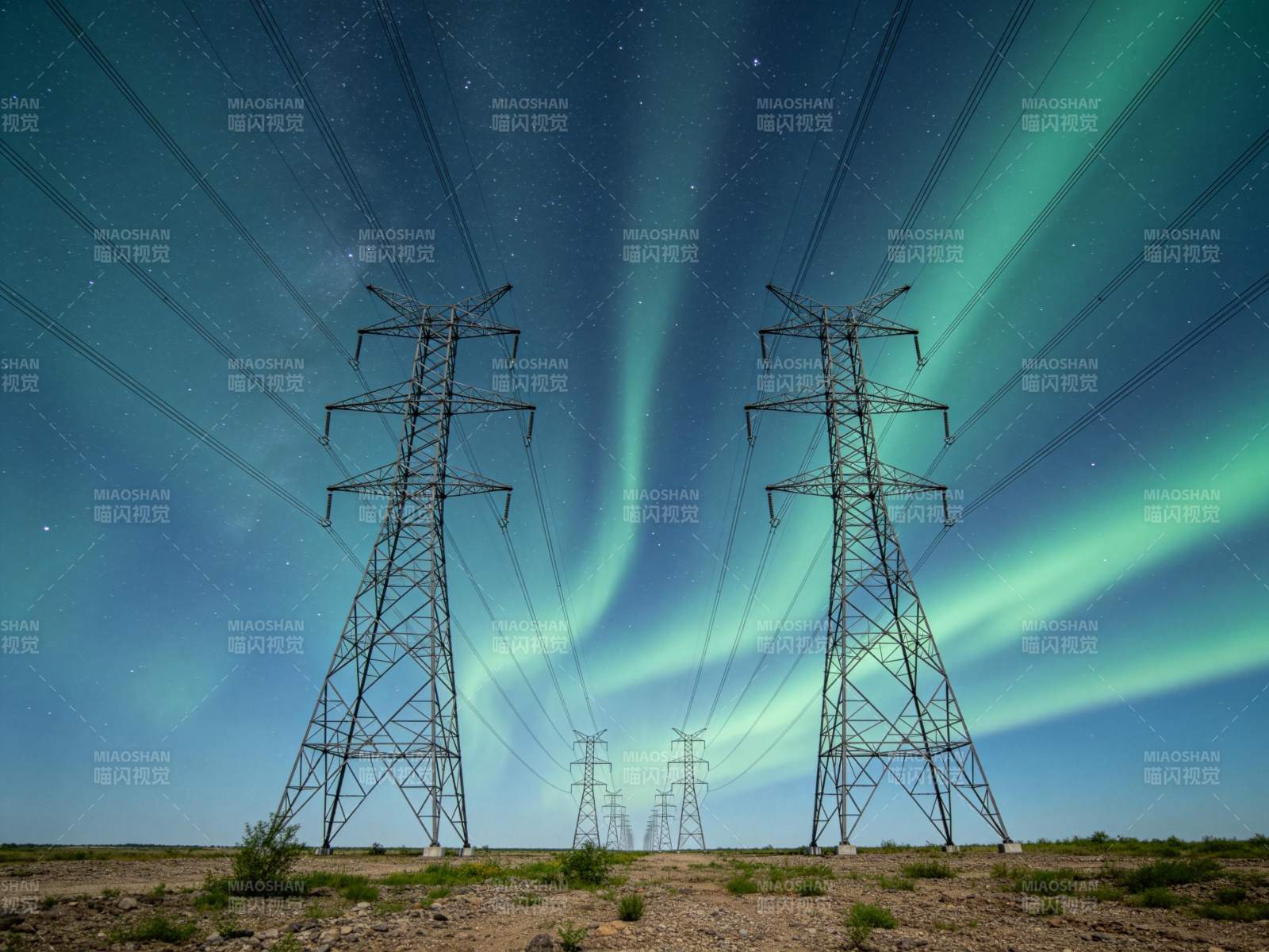 极光下的电力塔图片