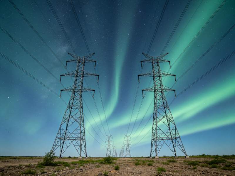 极光下的电力塔图片