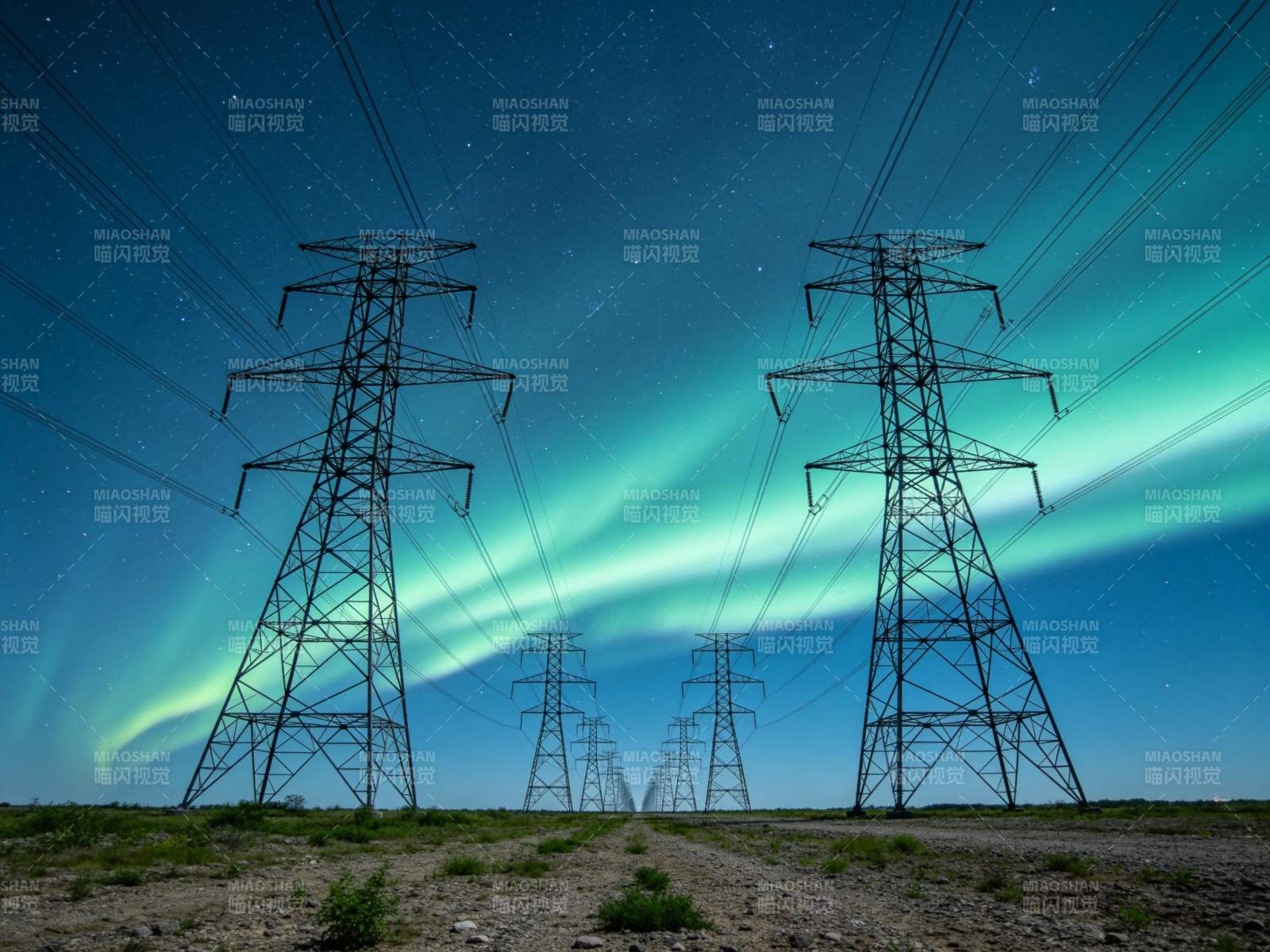 极光下的电力塔图片